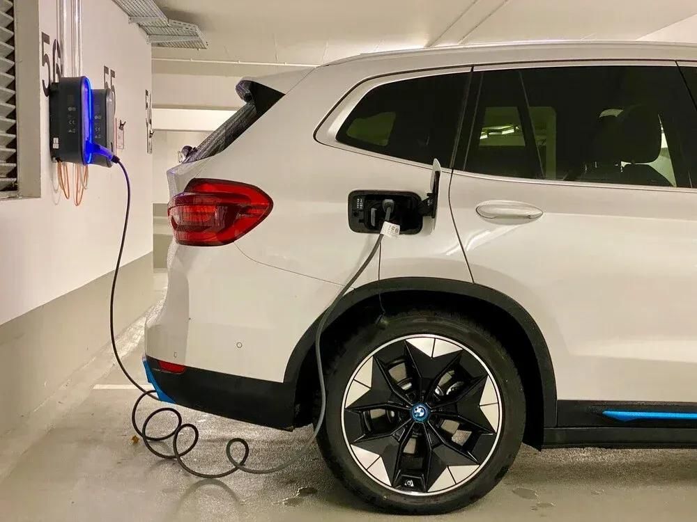 E-Auto in Parkhaus an Wallbox angeschlossen