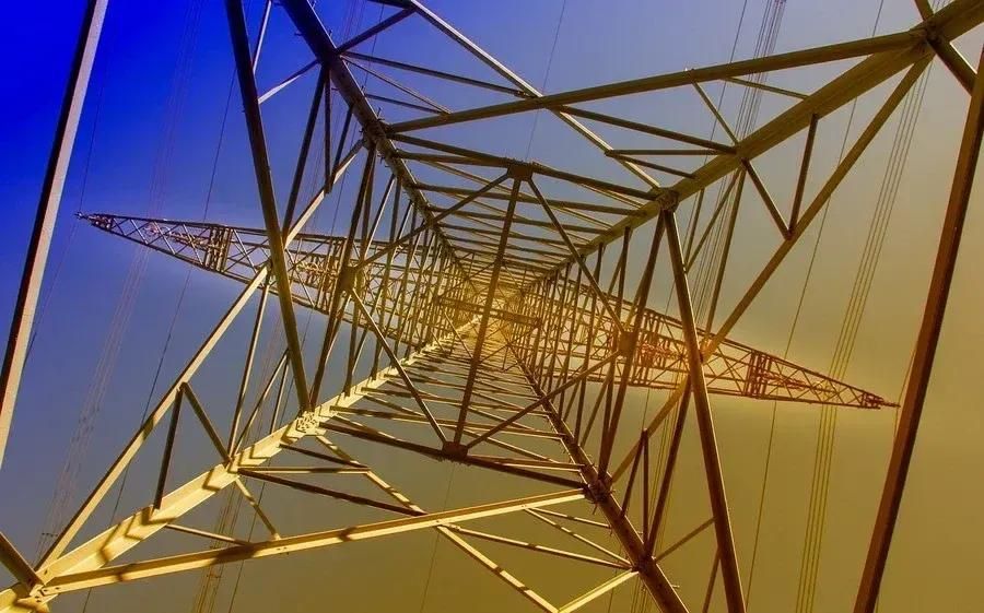 Stromleitung von unten photografiert