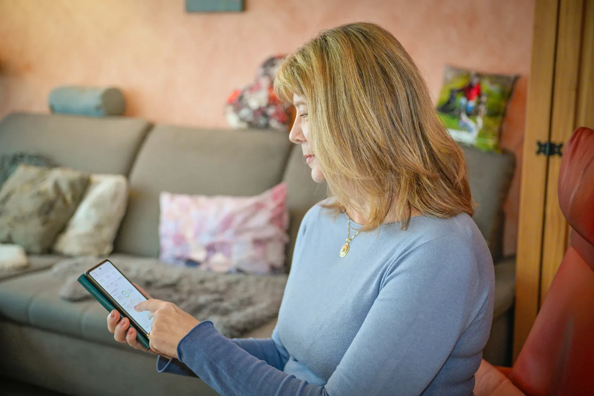 Frau mit Handy in der Hand