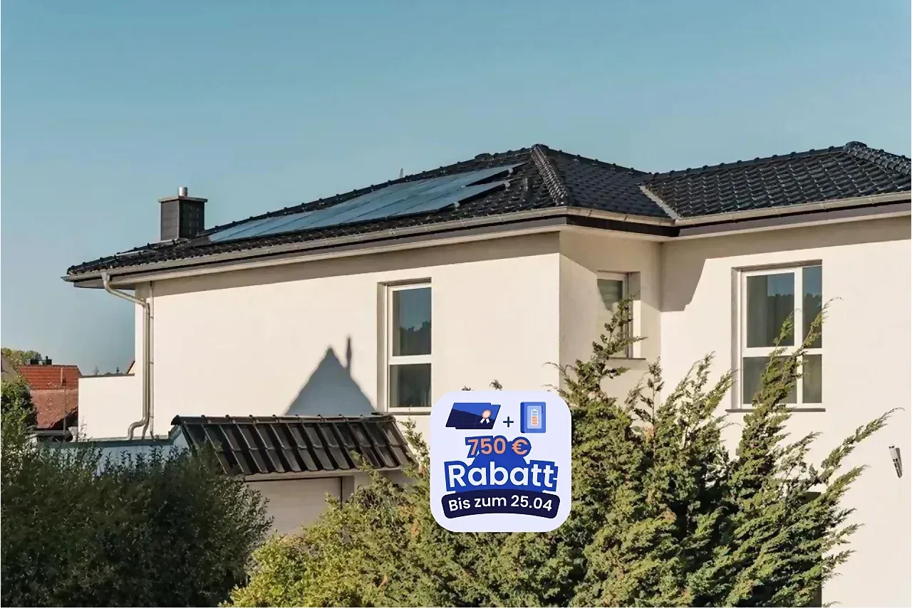Haus mit Photovoltaikanlage auf dem Dach