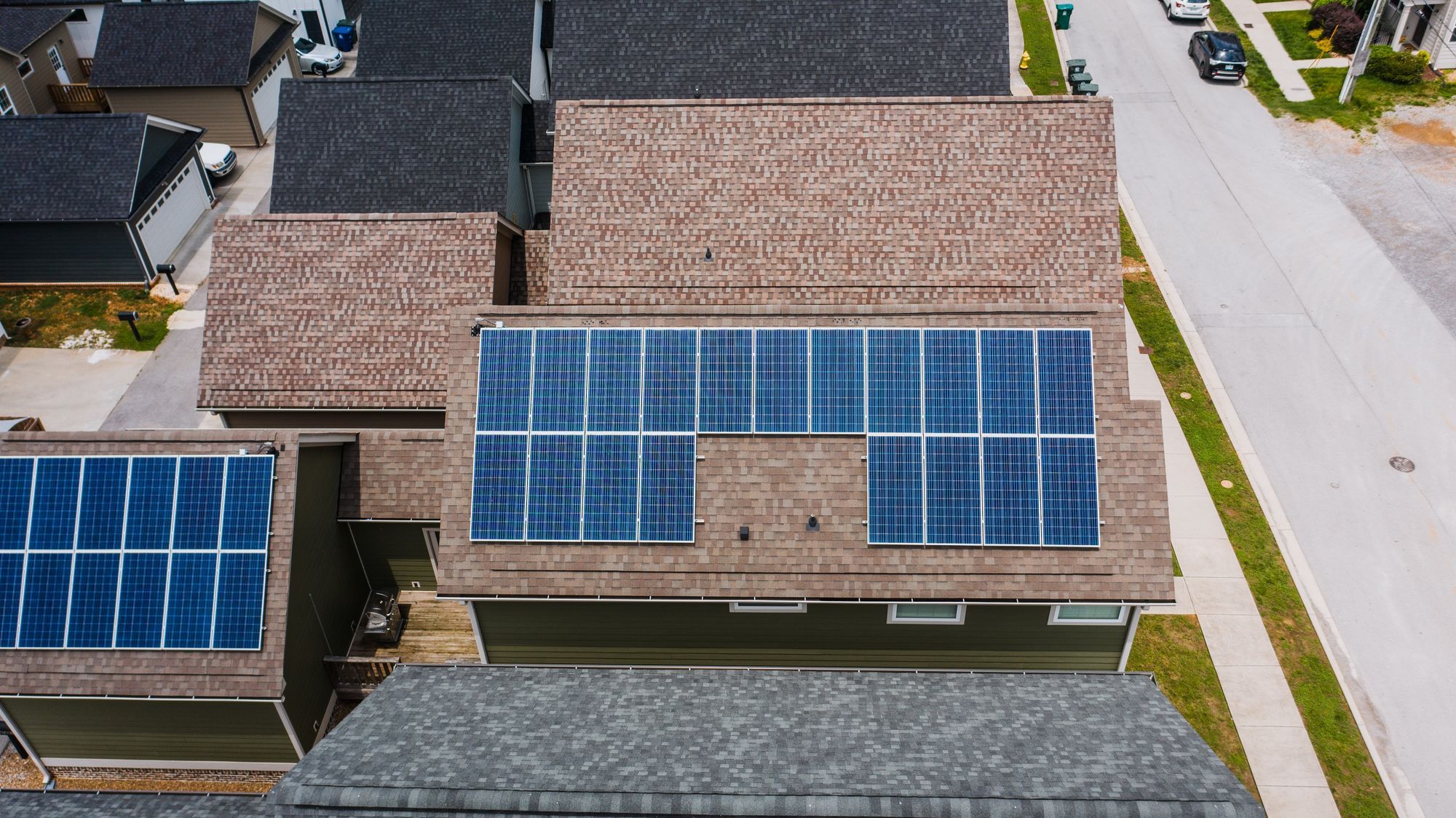 Haus mit Solarpanels am Dach von oben