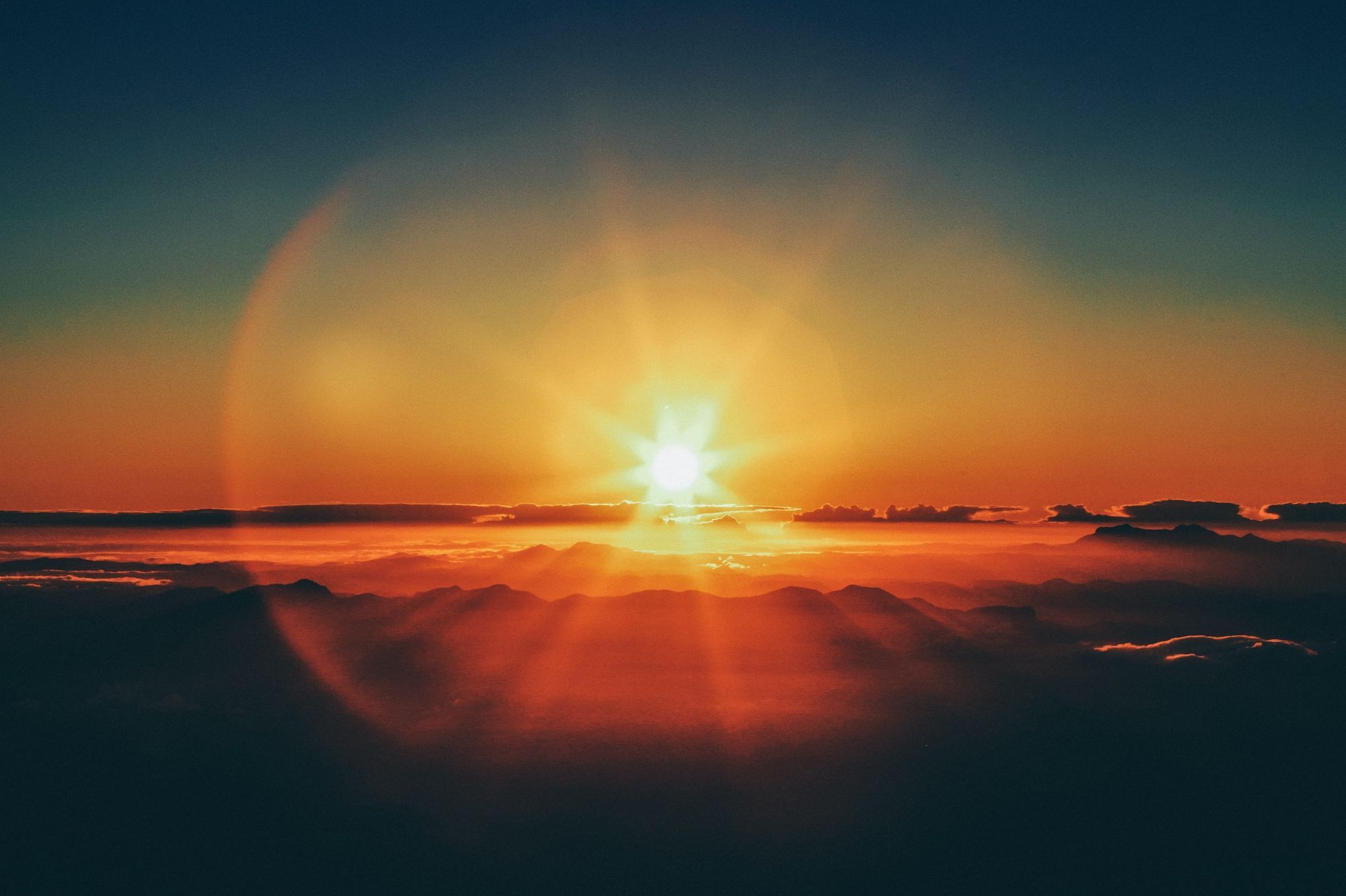 Sonnenaufgang über den Bergen
