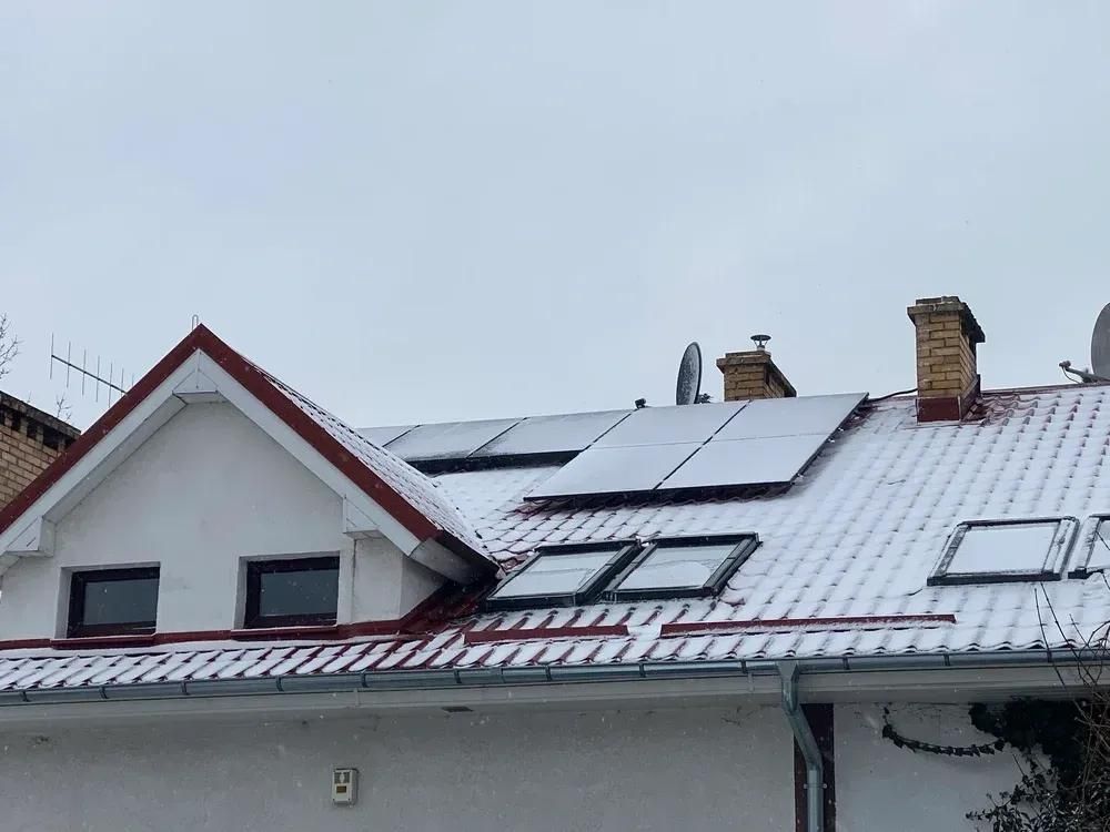 Schneebedecktes Dach mit PV Anlage