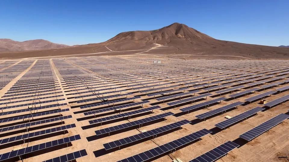 Ein Solarpark in der Wüste mit Dünnschicht-Solarmodulen.