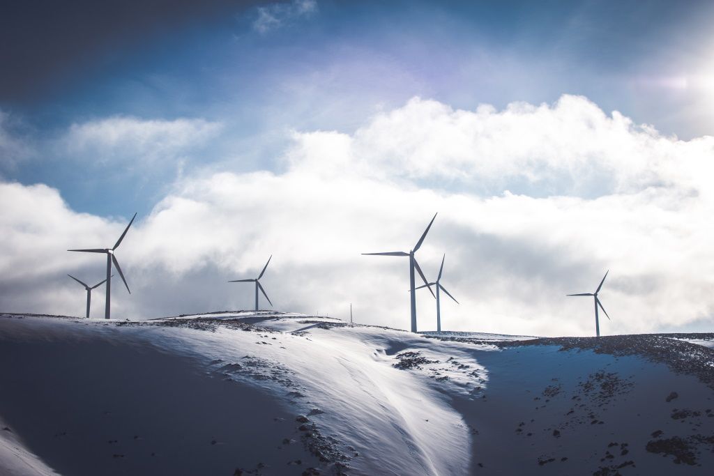 Erneuerbare Energien - Windräder in den Berg