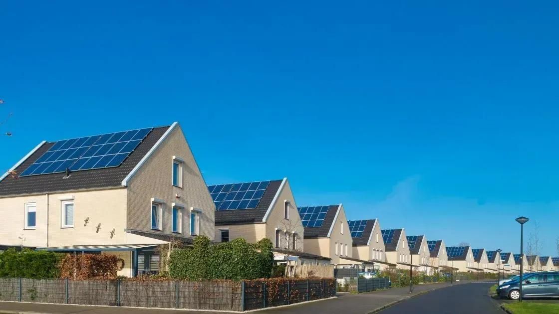 Wohnsiedlung mit Otovo Photovoltaikanlage auf jedem Dach