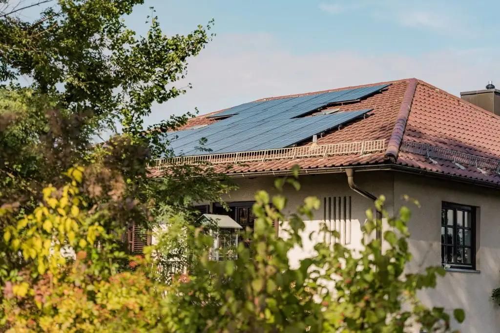 Haus mit PV-Anlage auf dem Dach