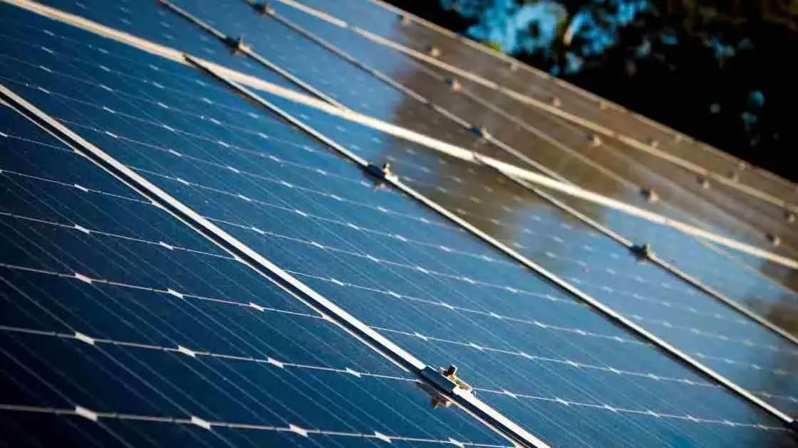 Nahaufname von Solarpanels auf einem Dach