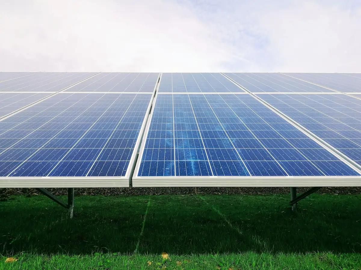 Solarpanele, die auf dem Boden installiert wurden