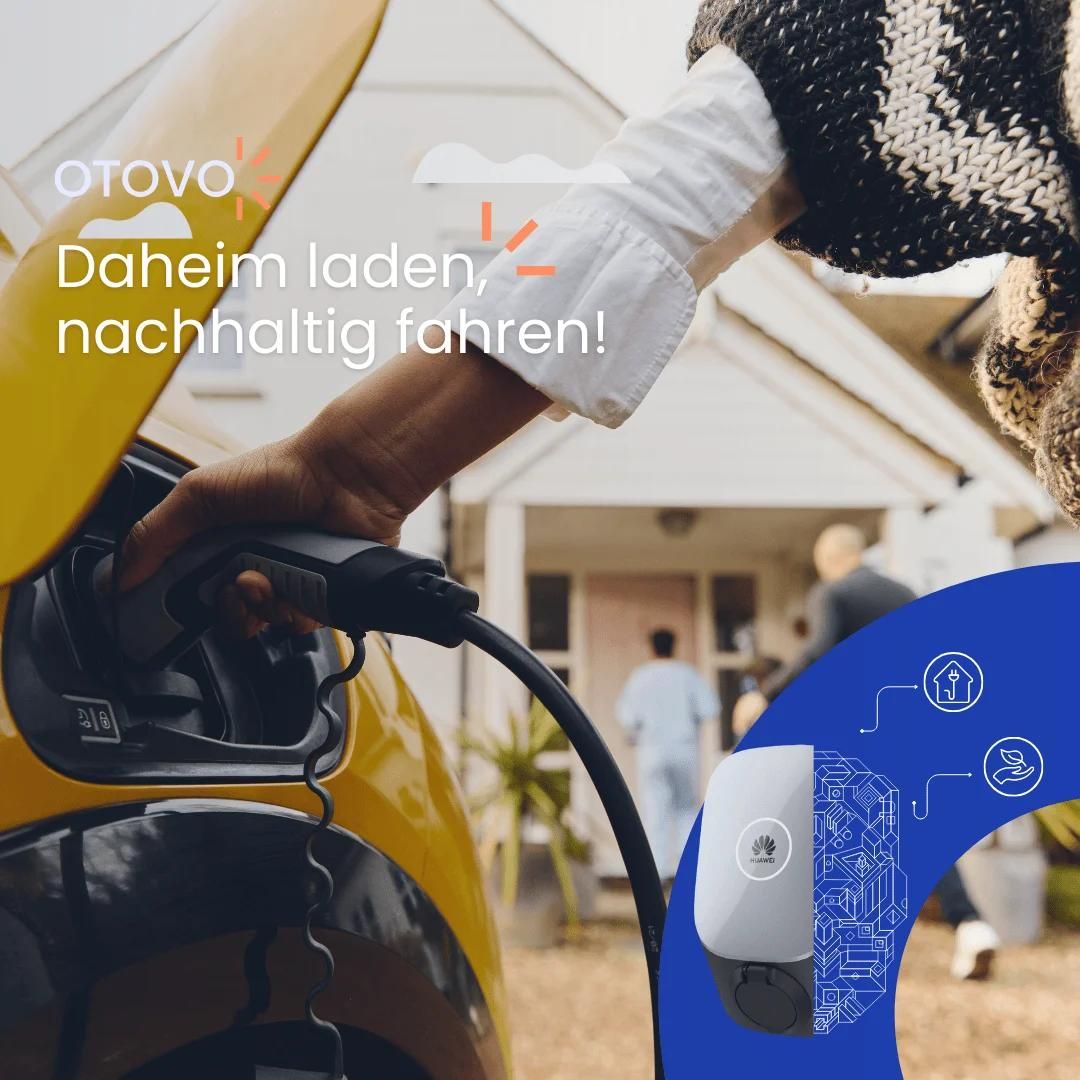 Haus mit Photovoltaikanlage auf dem Dach und Besitzer mit Hund im Vordergrund