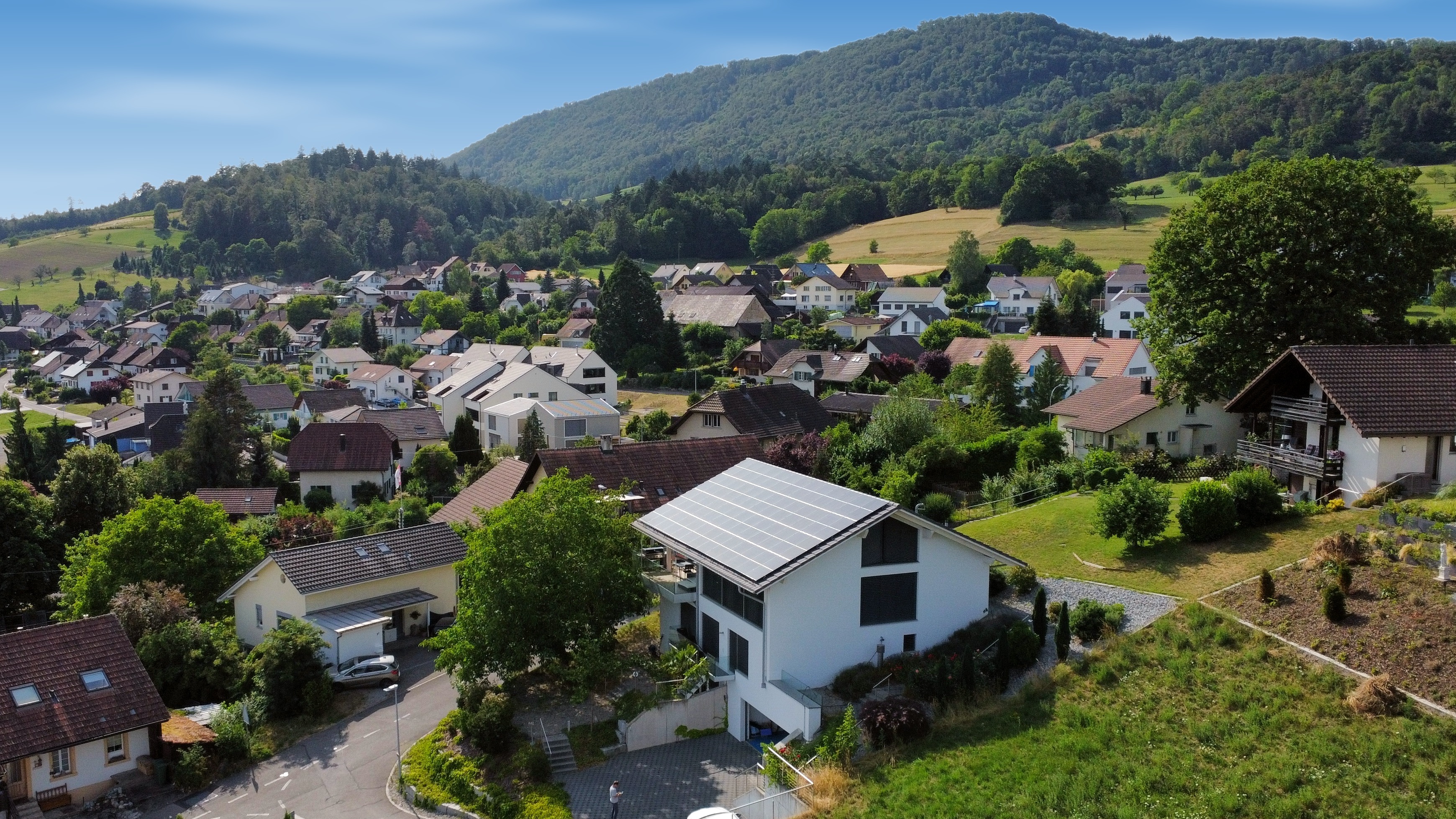 Haus mit Solaranlage auf dem Dach